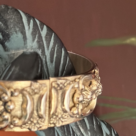 Vintage Whiting & Davis hinged Clamper bracelet in gold metal Opening 2 1/4” - Picture 3 of 9